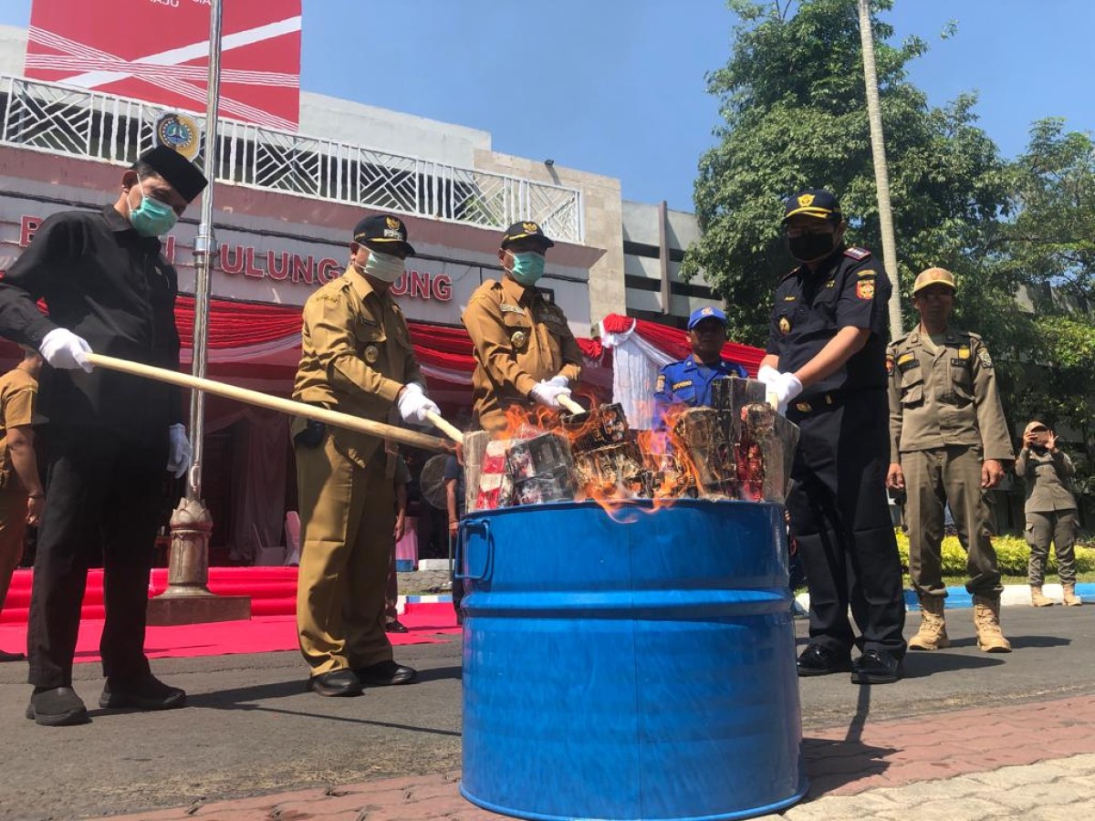 Pemusnahan rokok ilegal di Tulungagung. (Foto: Bramanta Pamungkas/jatimnow.com)