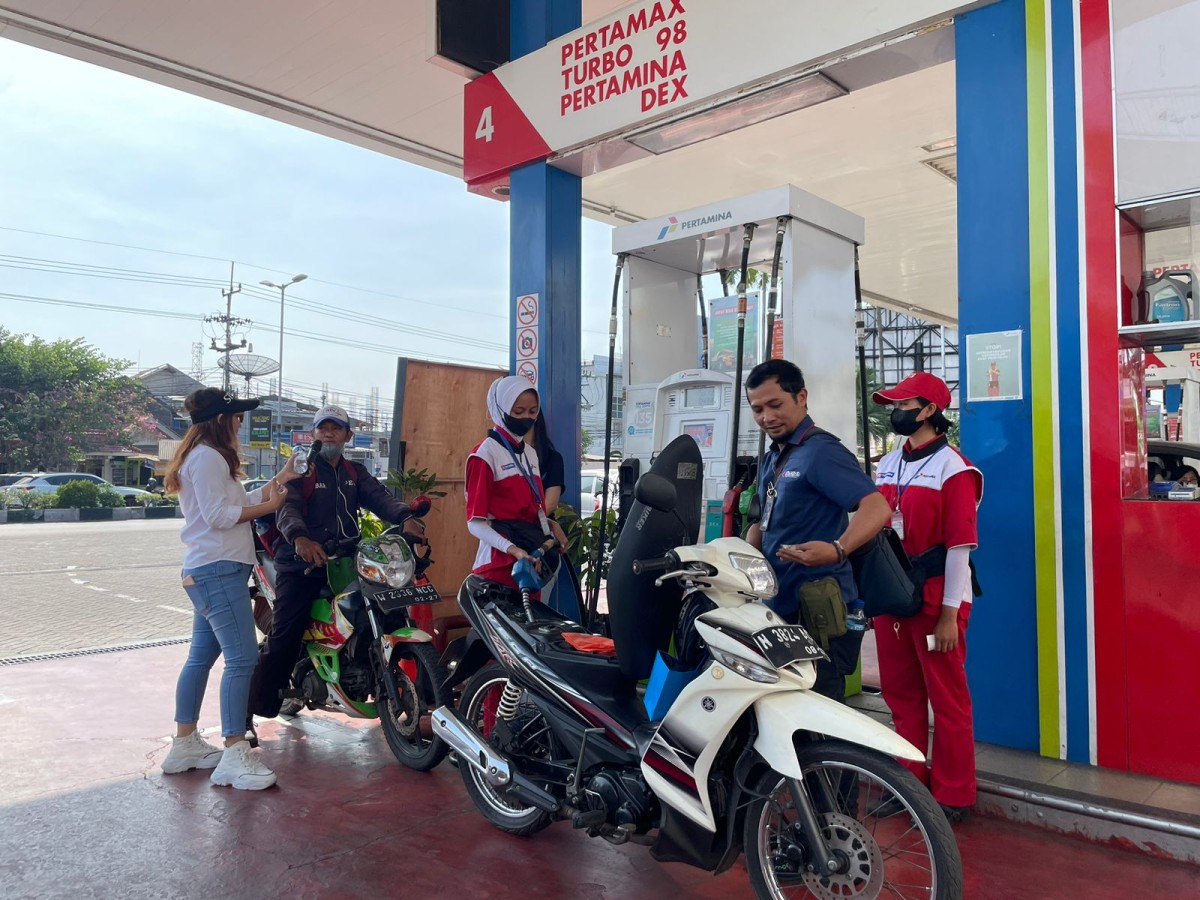 Pertamina memberikan pelayanan dengan promo di Hari Pelanggan Nasional.(Foto: Pertamina Patraniaga for jatimnow.com)