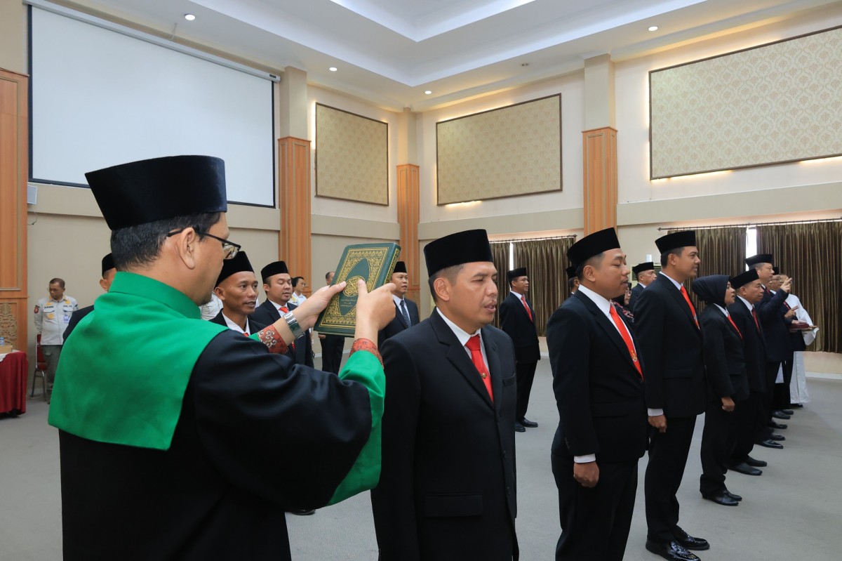 Plt Kepala Kanwil Kemenkumham Jatim, Saefur Rochim, yang melantik 13 PPNS. (For: Humas Kemenkumham Jatim)