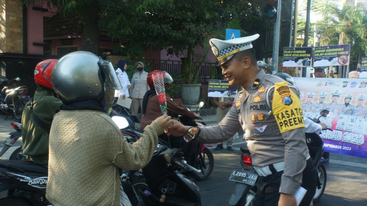 Kegiatan sosialisasi Kamseltibcar dalam rangka Operasi Zebra Semeru 2023. (Foto: Adyad Ammy Iffansah/jatimnow.com)