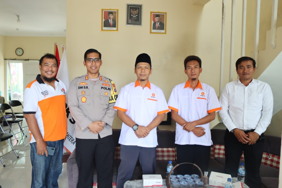 Kapolres AKBP Dwi Sumrahadi Rakhmanto bersama jajaran DPC PKS Situbondo. (Foto: Huams Polres Situbondo for jatimnow.com)