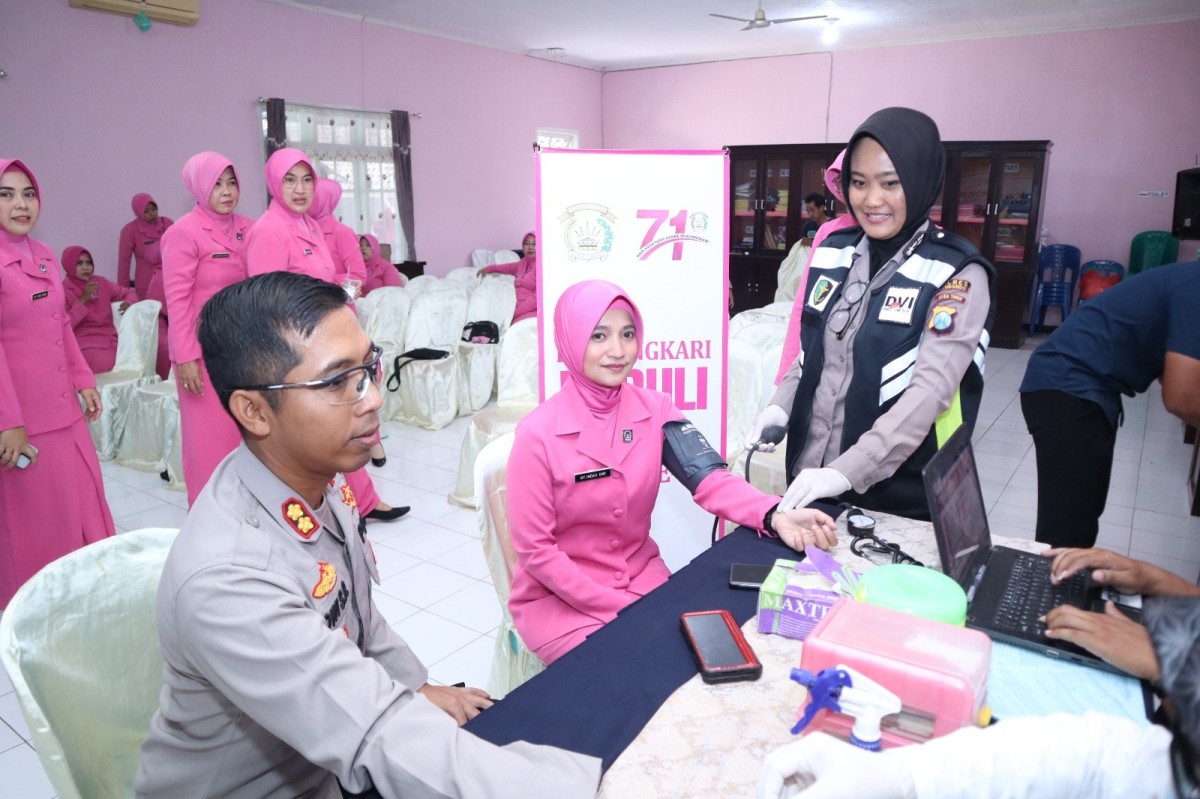 Bakti Sosial Donor darah yang diadakan Bhayangkari Polres Situbondo. (Foto: Humas Polres Situbondo/jatimnow.com)
