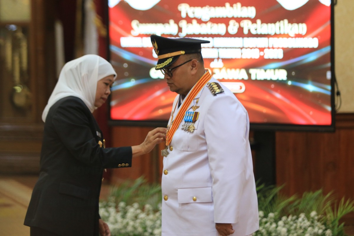 Khofifah saat melantik Timbul Prihanjoko sebagai Bupati Probolinggo di Grahadi (foto: Ni'am Kurniawan/jatimnow.com)