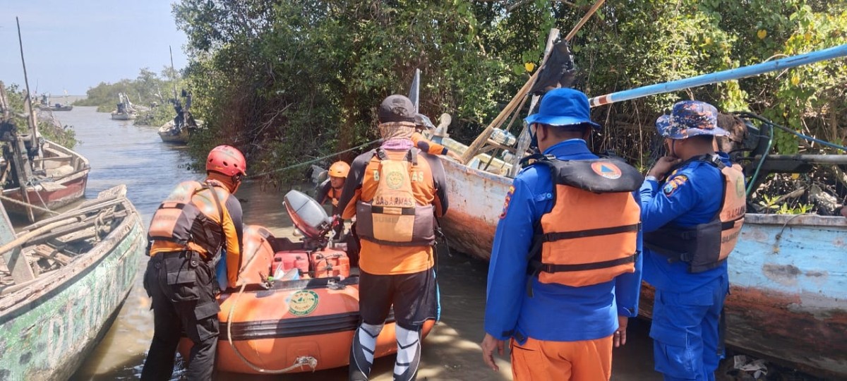 Proses evakuasi jenazah korban. (Foto: Humas Polres Bangkalan)