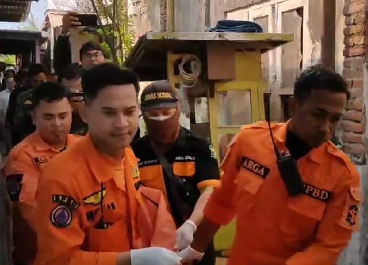 Proses evakuasi korban. (Foto : BPBD Surabaya for jatimnow.com))