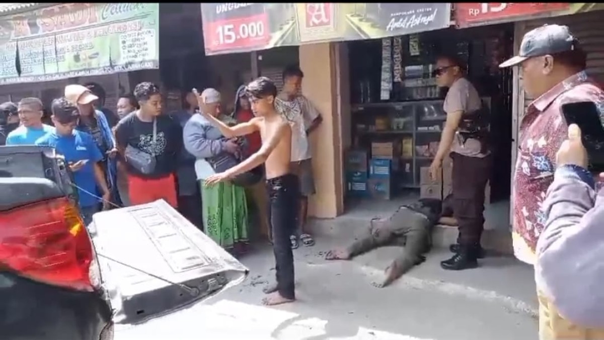 Proses evakuasi korban pembacokan. (Foto: Tangkapan layar video warga)