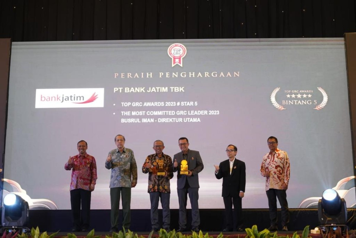 Bank Jatim boyong dua penghargaan sekaligus dalam ajang TOP GRC Awards 2023.