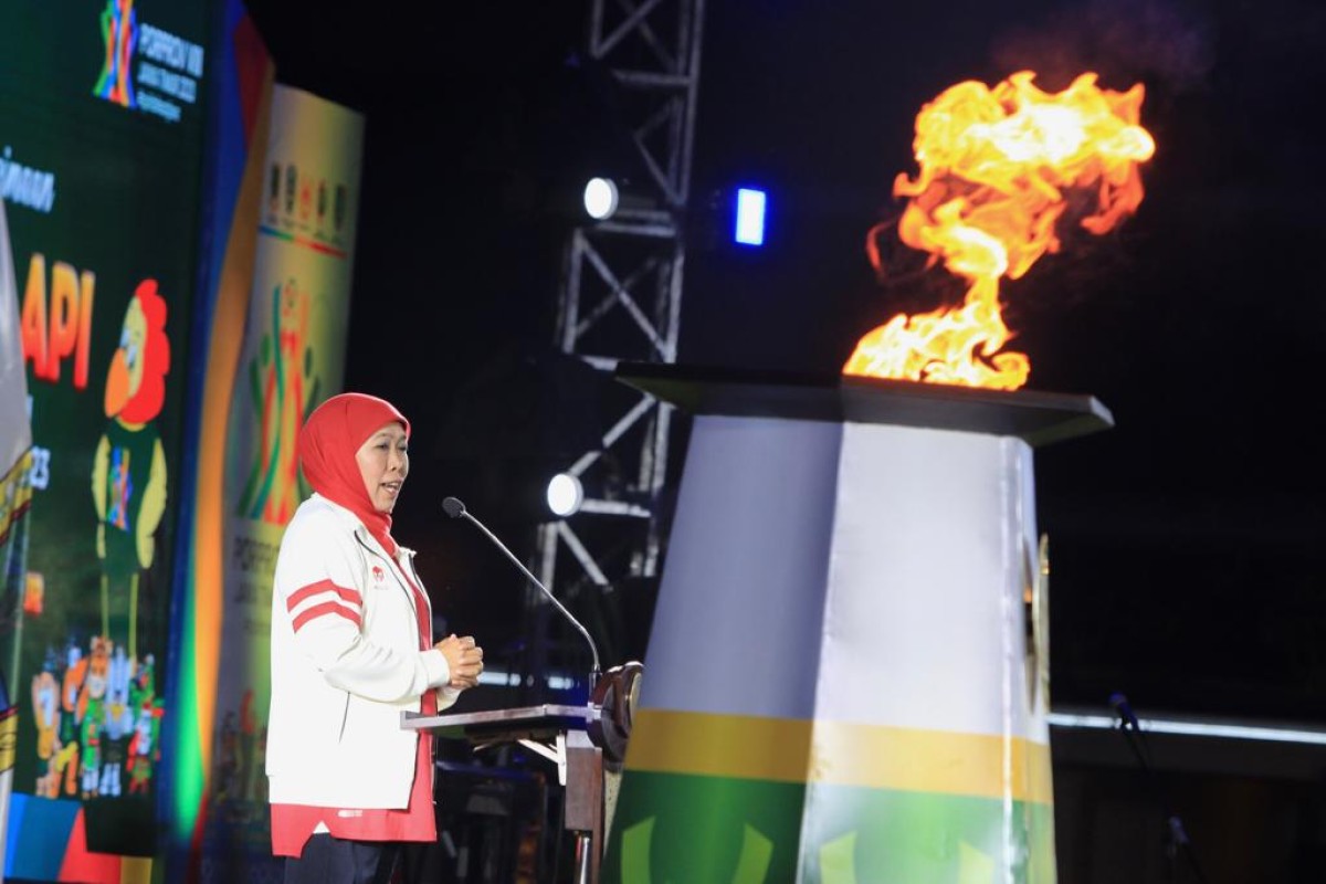Khofifah saat menerima menyalakan Poprov VIII Jatim. (Foto: Ni'am Kurniawan/jatimnow.com)