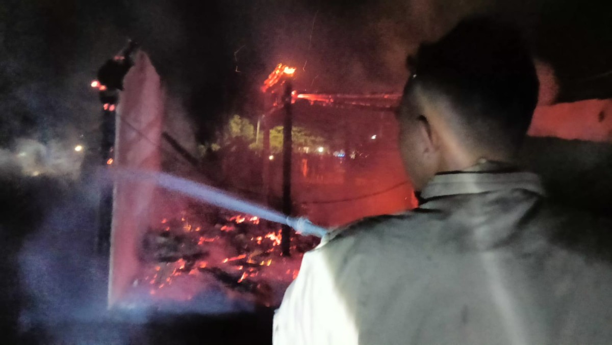 Proses pembasahan oleh petugas Damkar Lamongan. (Foto : Damkar Lamongan for jatimnow.com)