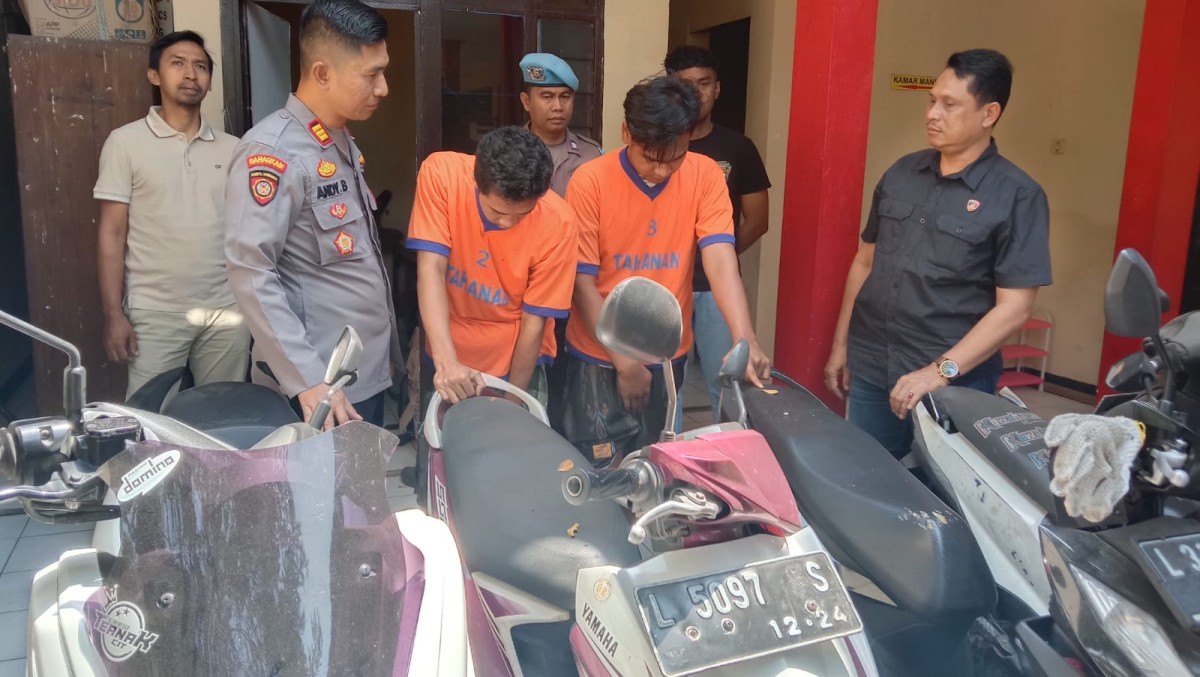 Dua pencuri motor diamankan Polsek Kamal. (Foto: Fathor Rahman/jatimnow.com)