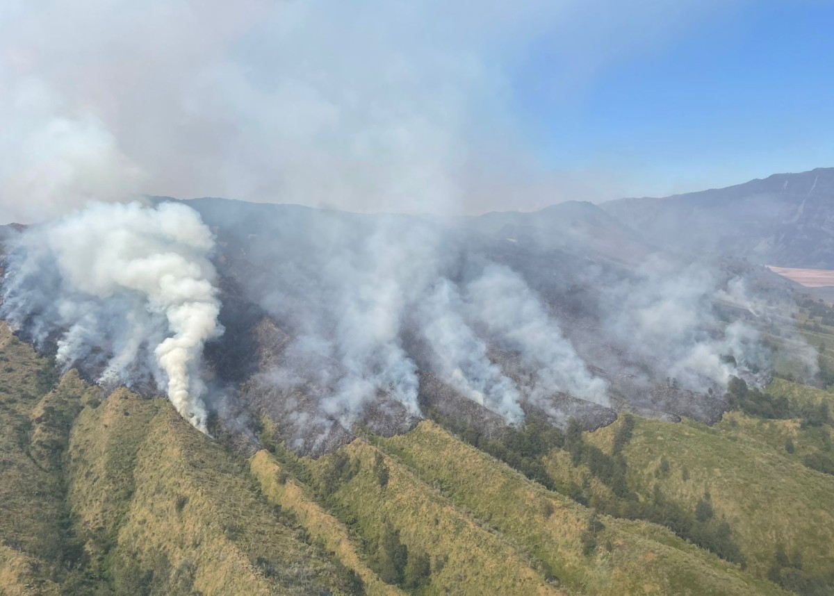 Pantauan dari udara padang savana di Bukit Teletubbies mengalami kebakaran. (Foto: Pemprov Jatim for jatimnow.com)