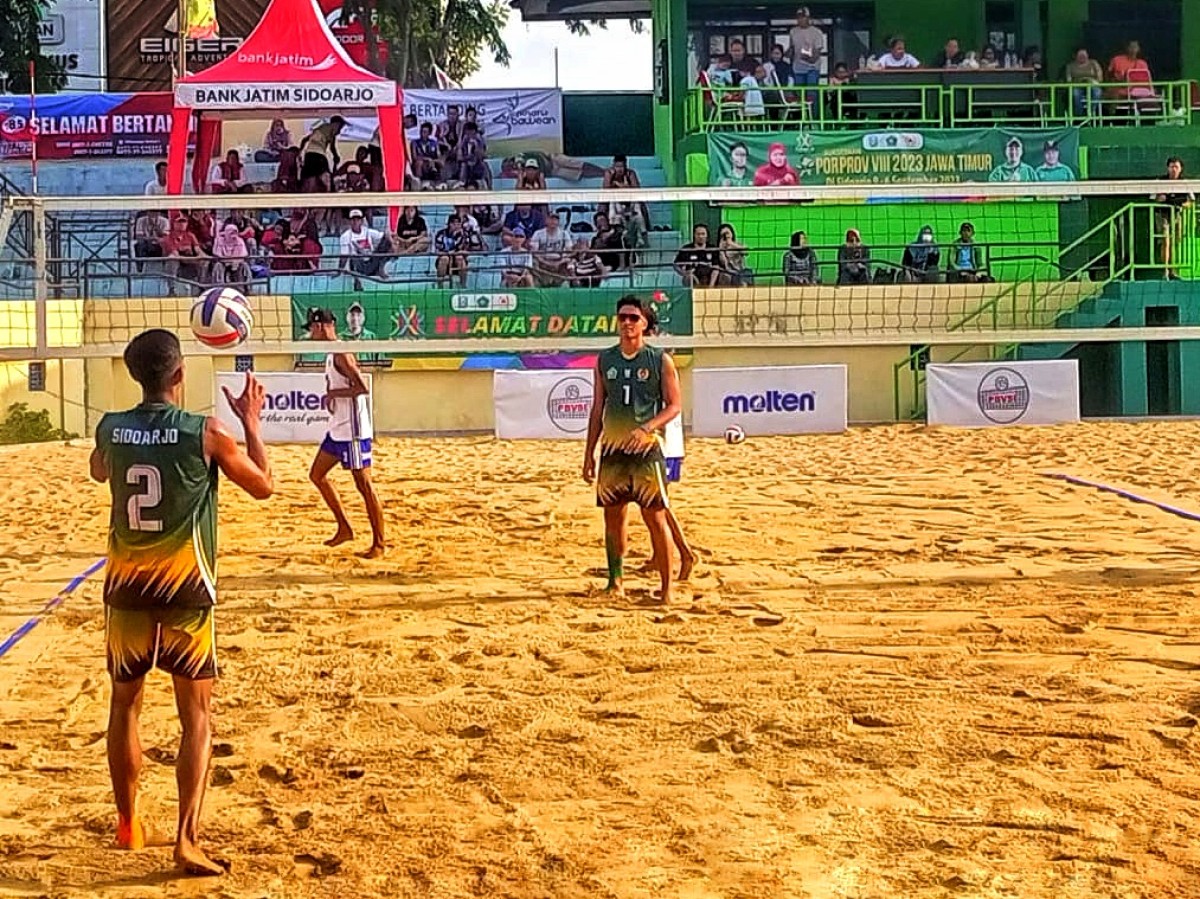 Laga tim voli pantai Sidoarjo melawan Malang. (Foto: Januar for jatimnow.com)