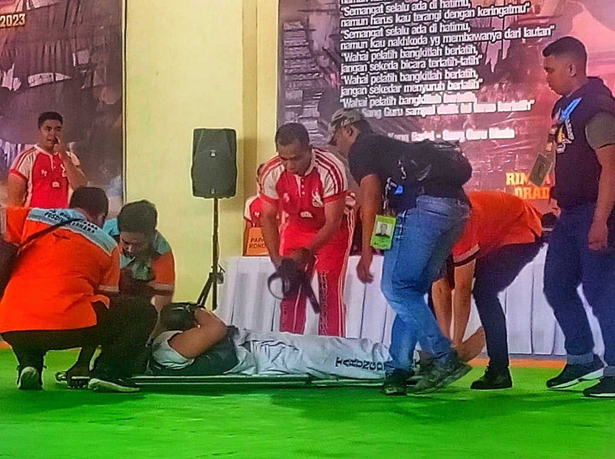 Atlet tarung derajat Sidoarjo, Ridho, mengalami cidera sehingga harus ditandu keluar arena. (Foto: Mulya Andika for jatimnow.com)