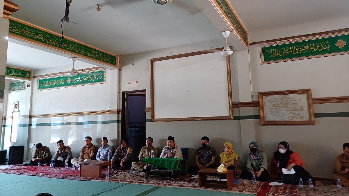 Pengasuh ponpes didampingi Dinkes dan polisi setempat menjelaskan hasil laboratorium dan kronologis kejadian. (Foto : Adyad Ammy Iffansah/jatimnow.com)