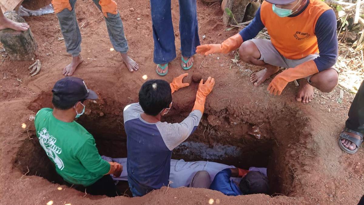 Pembongkan makam santri diduga dianiaya di Lamongan. (Foto : Adyad Ammy Iffansah/jatimnow.com)