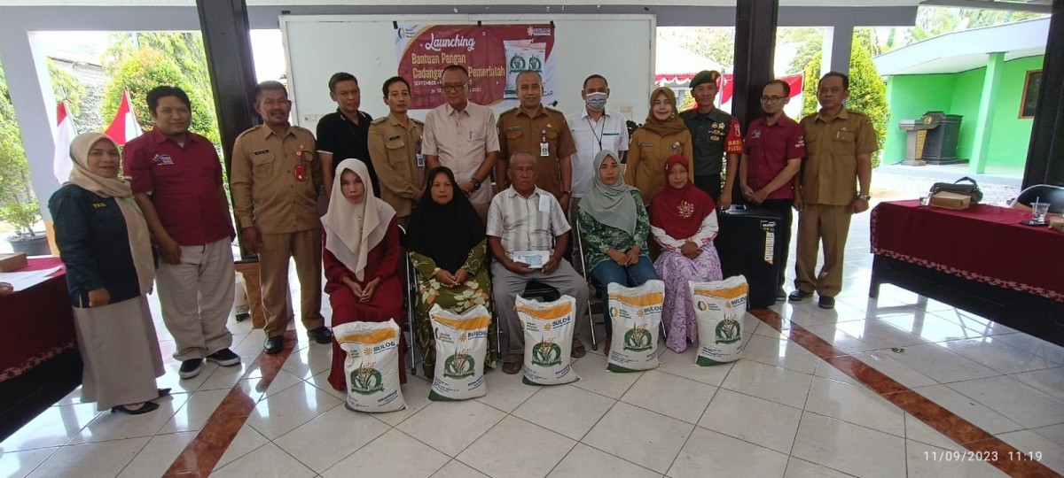 Perum Bulog Bojonegoro saat salurkan salurkan bantuan pangan beras CBP kepada keluarga penerima manfaat secara simbolis di Bojonegoro (Foto: Misbahul Munir /jatimnow.com)