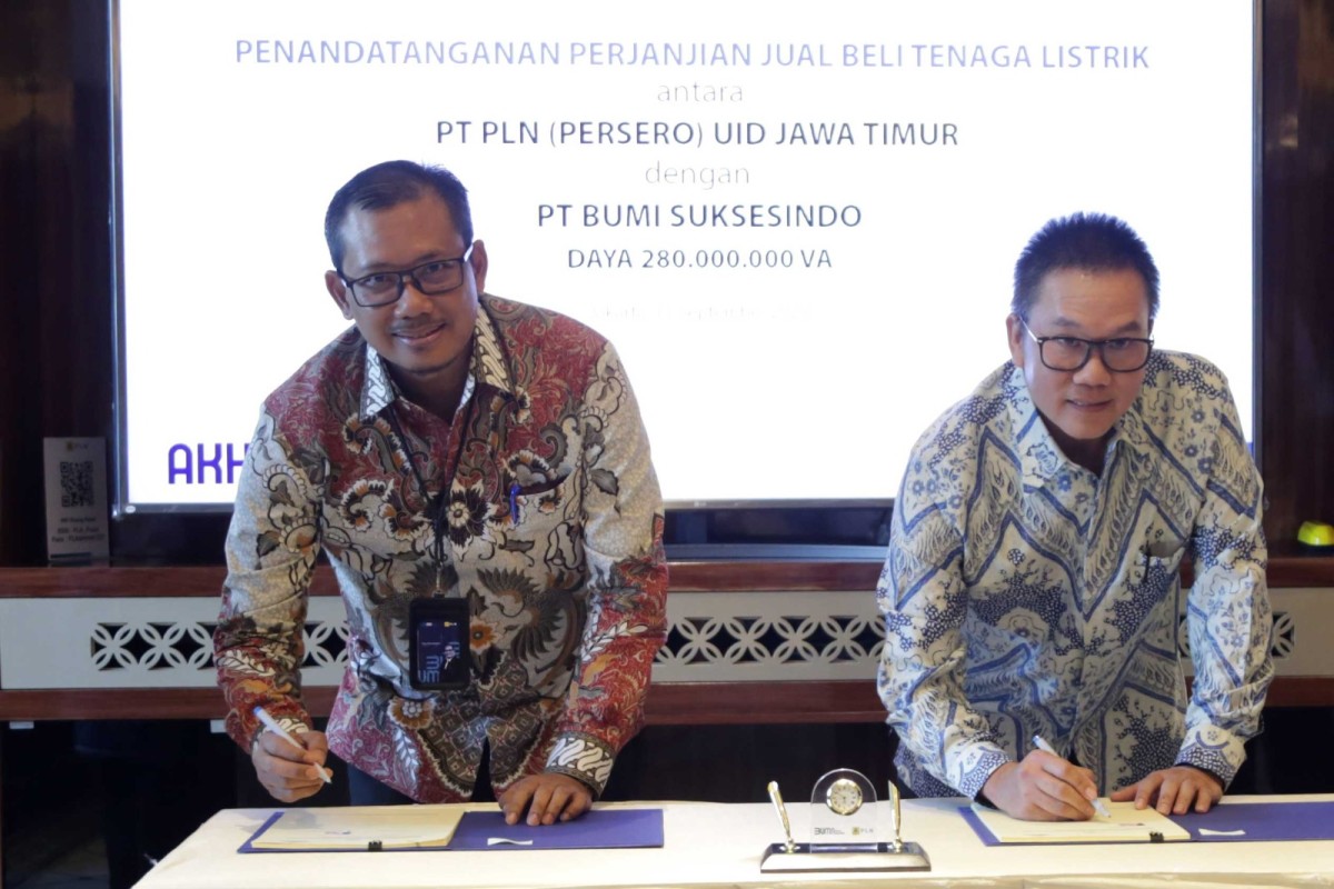 General Manager PLN Jatim Agus Kuswardoyo bersama Direktur PT Bumi Suksesindo Riyadi Effendy. (Foto: Humas BSI for jatimnow.com)