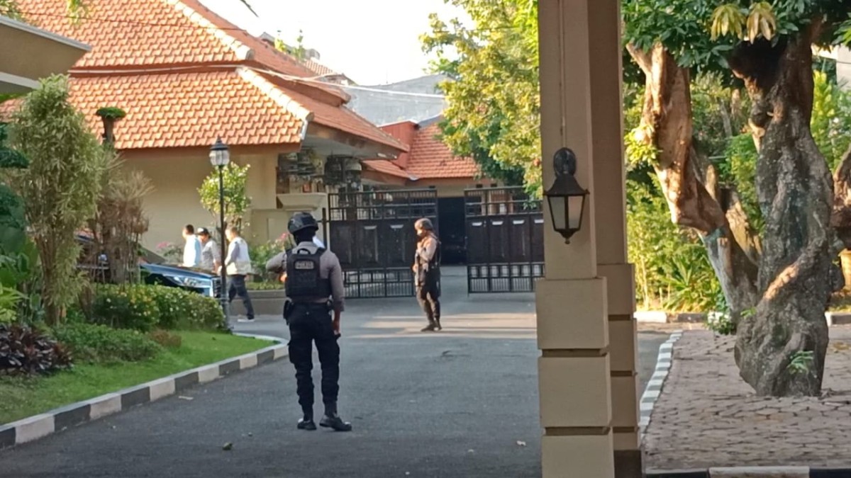 Sejumlah petugas kepolisian menjaga ketat pendopo lokatantra Lamongan. (Foto : Adyad Ammy Iffansah/jatimnow.com)