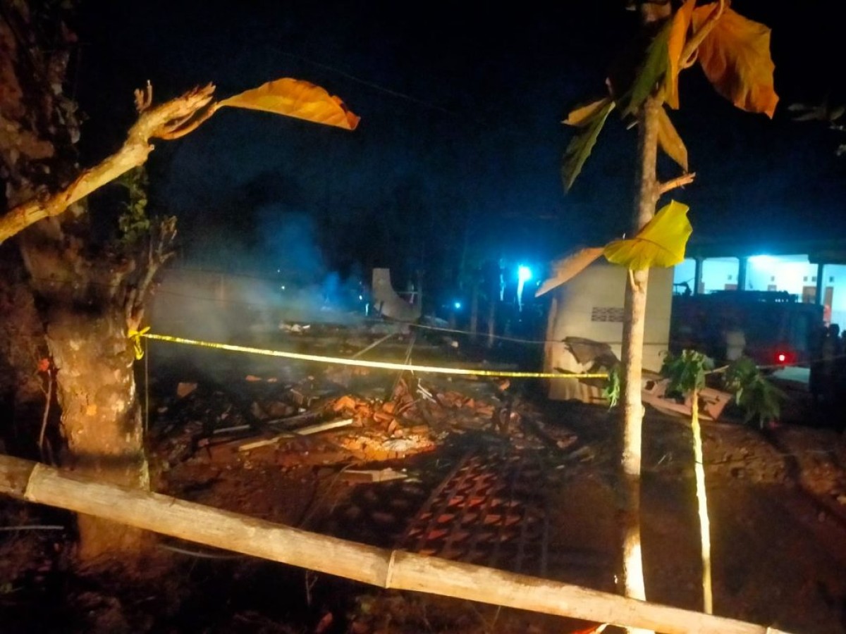 Dua rumah terbakar di Sampang. (Foto: Robby for jatimnow)