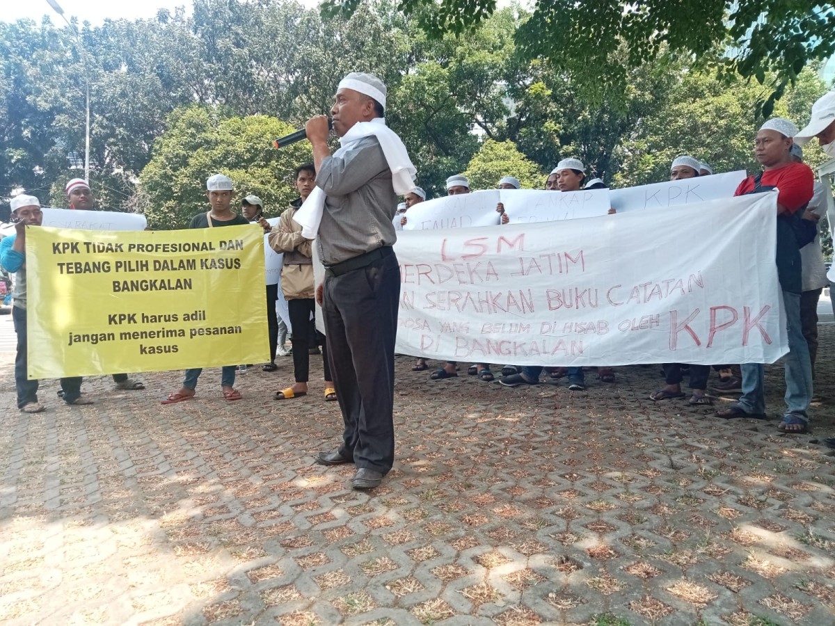 Masyarakat Bangkalan Unjuk Rasa di Depan Kantor KPK, Ini Tuntutannya