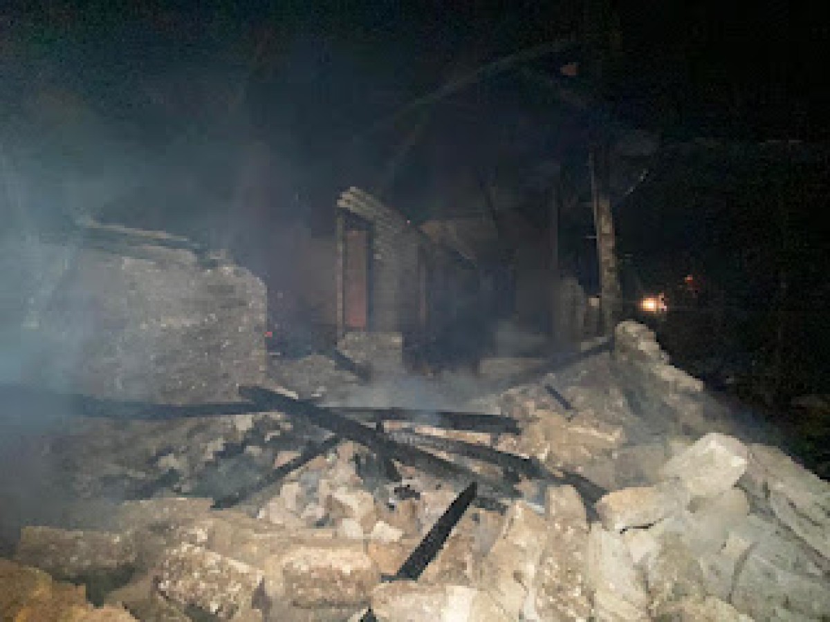 Sisa-sisa rumah yang terbakar di Sampang. (Foto: Maftuh Fathorrahman for jatimnow.com)