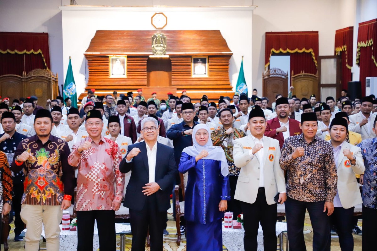 Khofifah ditengah pengukuhan PW Pemuda Muhammadiyah Jatim di Grahadi (foto: Humas Pemprov Jatim for jatimnow.com)