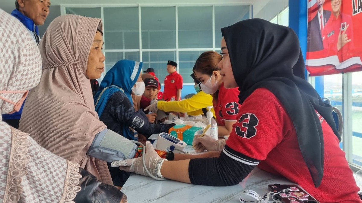 RS Apung milik PDIP saat memberikan layanan kesehatan kepada warga pesisir Kabupaten Lamongan. (Foto : Adyad Ammy Iffansah/jatimnow.com)