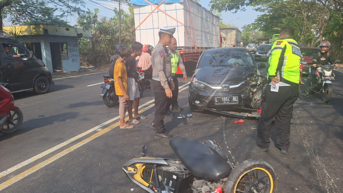 Kondisi mobil Brio keluar jalur tabrak dua pemotor di Lamongan saat dievakuasi polisi. (Foto : Adyad Ammy Iffansah/jatimnow.com)