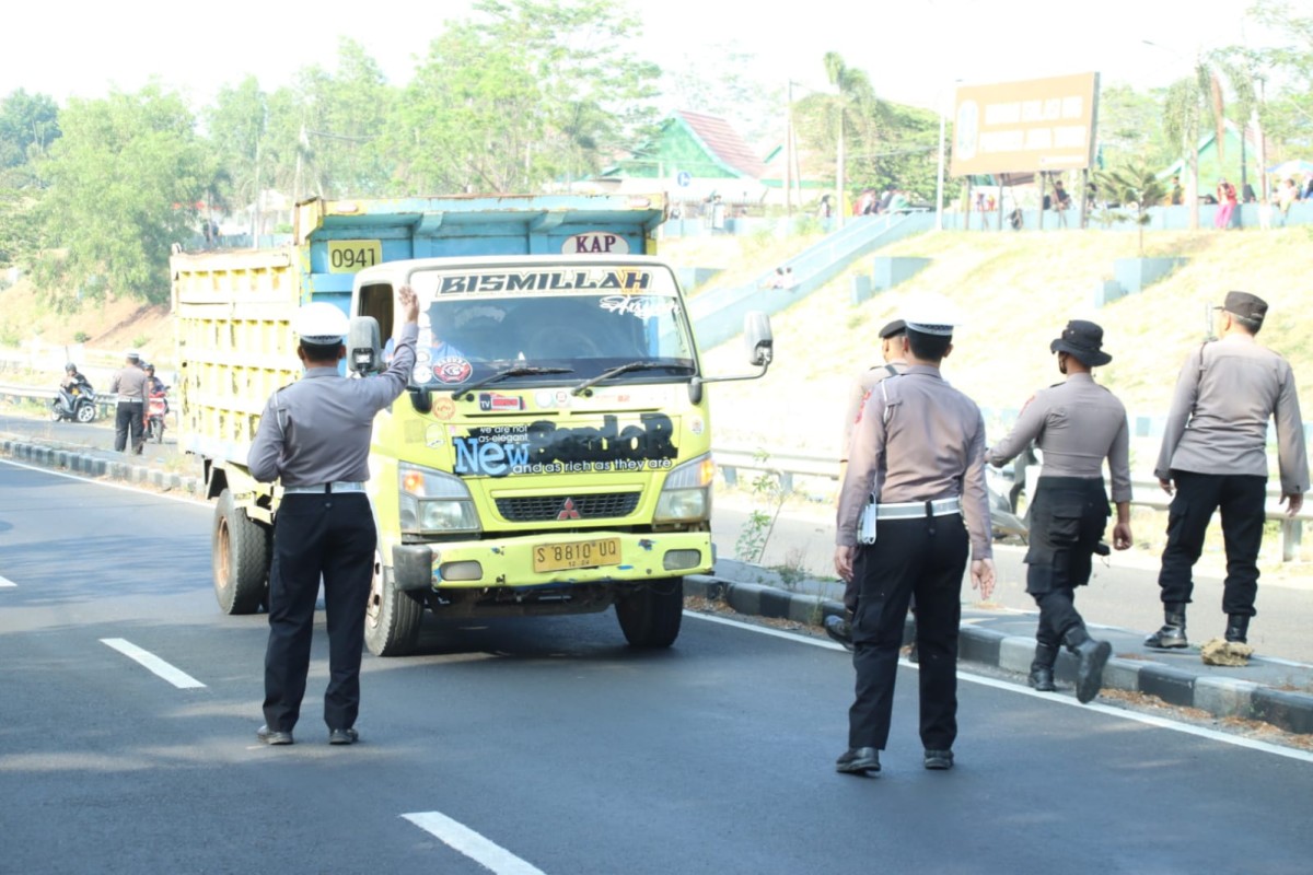 Penyekatan di Jembatan Suramadu oleh Polres Bangkalan. (Foto: Fathor Rahman/jatimnow.com)
