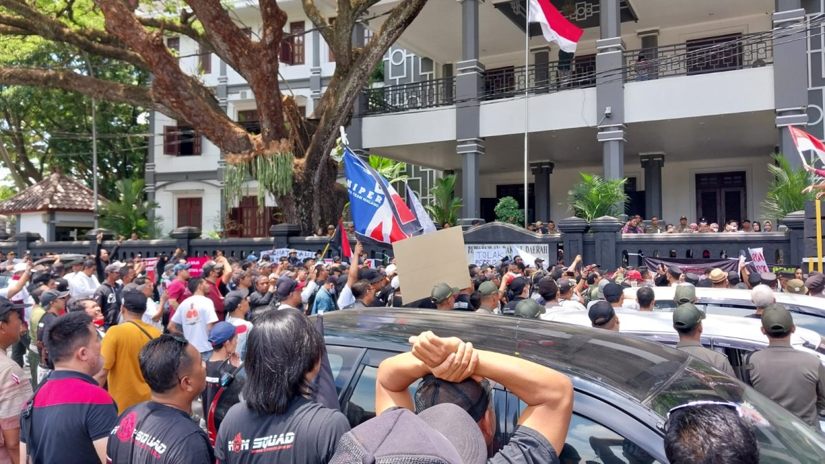 Ratusan Driver dan Ojol Kepung DPRD Kota Malang, Ini Alasannya