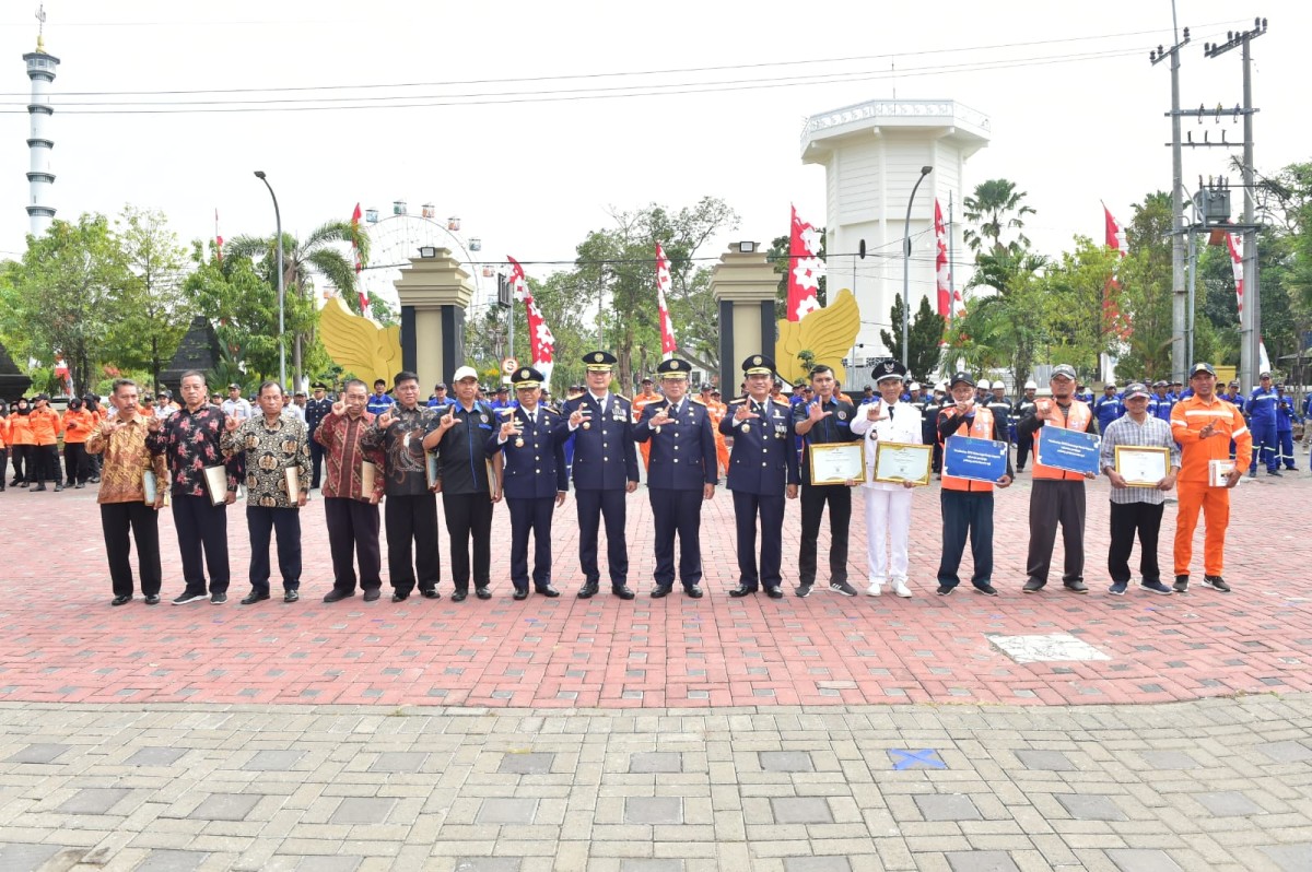 Bupati Yes dalam peringatan Hari Perhubungan Nasional 2023 di halaman Gedung Pemkab Lamomgan. (Foto : Humas Pemkab Lamongan for jatimnow.com)