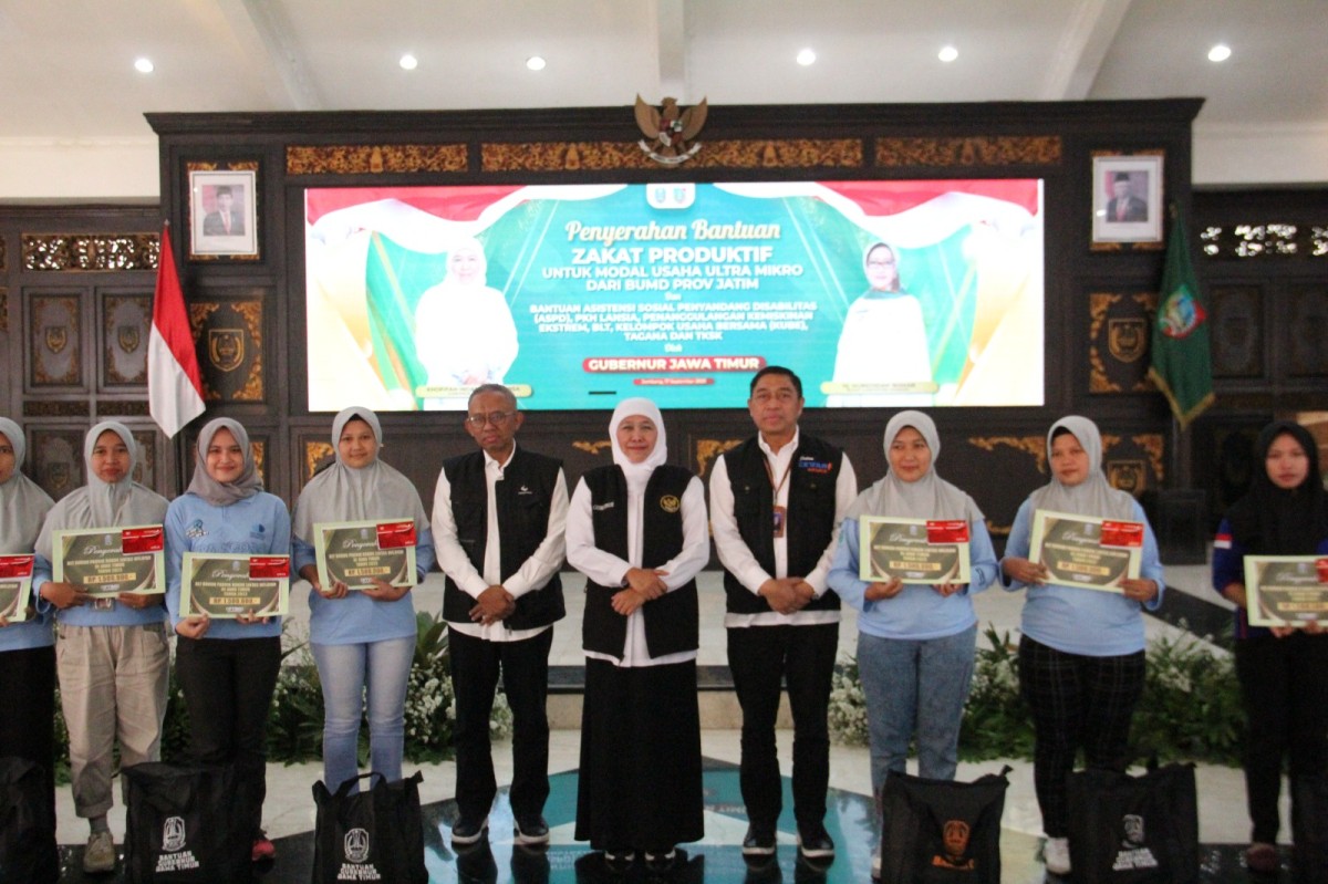 Gubernur Jawa Timur Khofifah Indar Parawansa bersama tim Bank Jatim dalam kegiatan penyerahan bantuan zakat produktif. (Foto: Bank Jatim for jatimnow.com)
