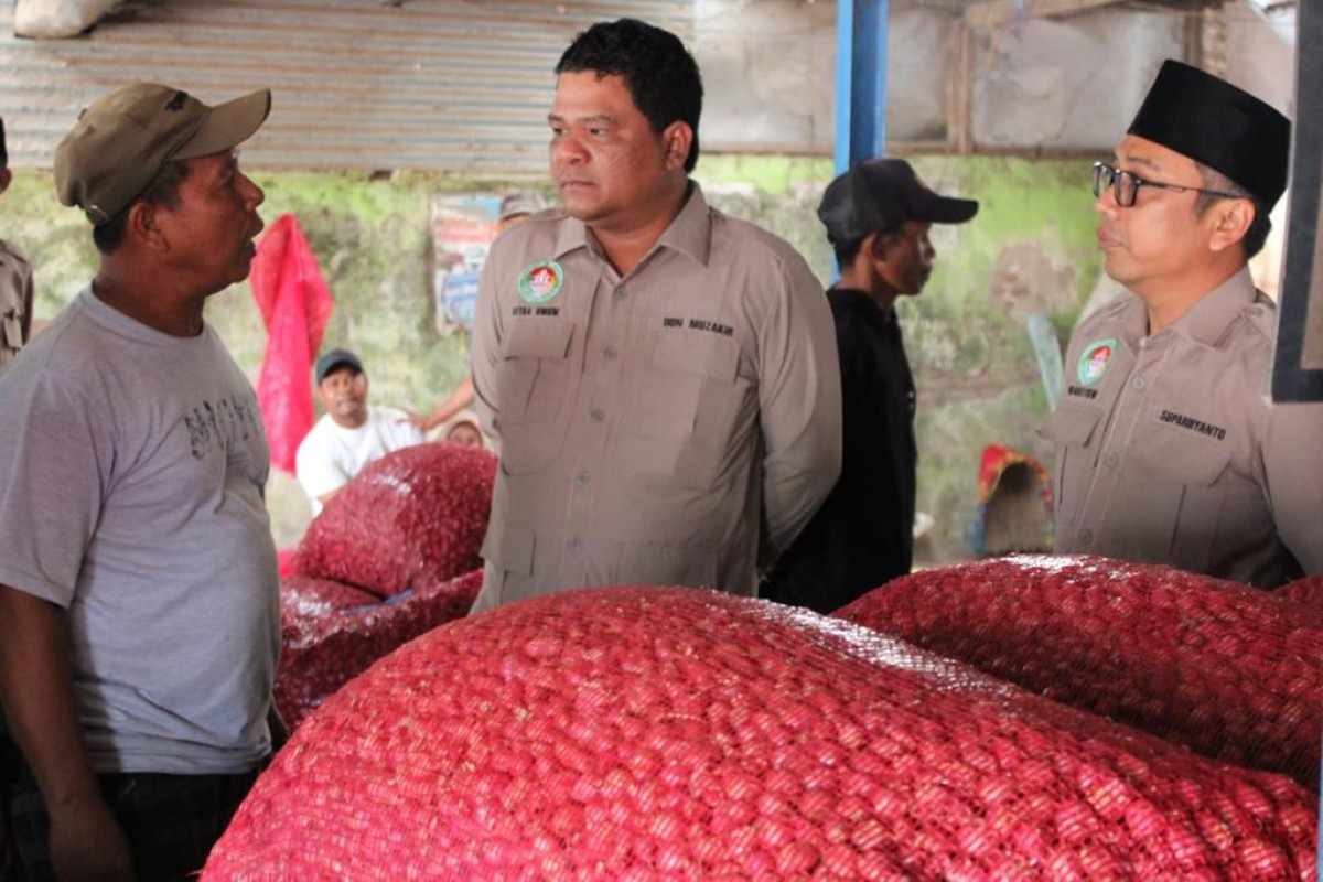 Ketua DPP Papera Don Muzzakir saat berbincang dengan pedagang dan petani bawang merah. (Foto: Papera for jatimnow.com)