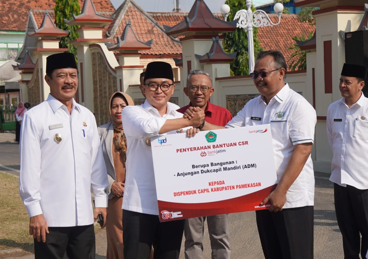 Bupati Pamekasan Baddrut Tamam secara simbolis menerima CSR Bank Jatim. (Foto: Bank Jatim for jatimnow.com)