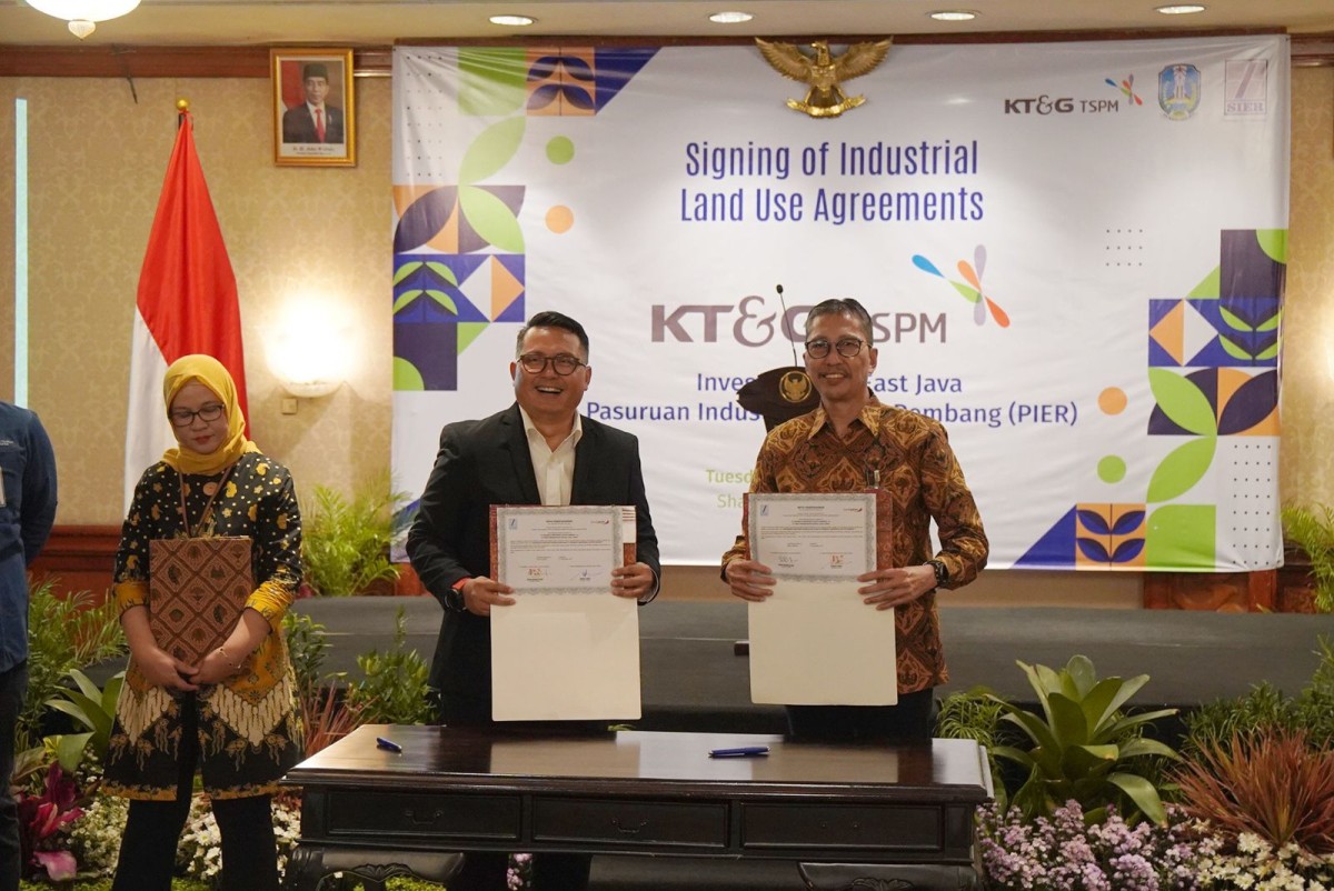 Penandatanganan PPTI Bank Jatim dengan PT Surabaya Industrial Estate Rungkut (SIER) dan Korea Tomorrow & Global Corporation (KT&G)/PT Tri Sakti Purwosari Makmur (TSPM). (Foto: Bank Jatim for jatimnow.com)