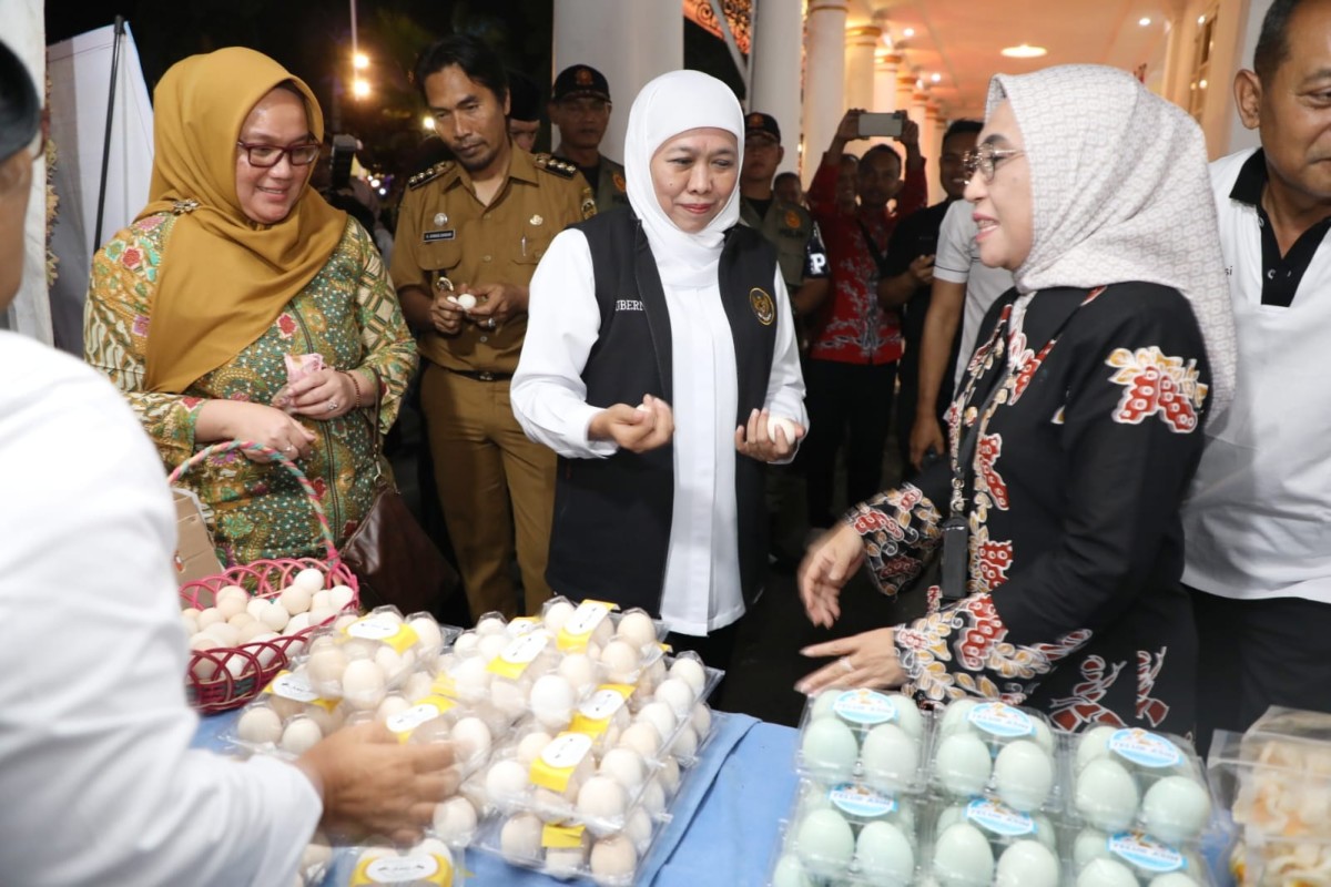 Operasi Pasar di Madiun, Gubernur Khofifah: Ringankan Beban dan Stabilkan Harga Bahan Pokok