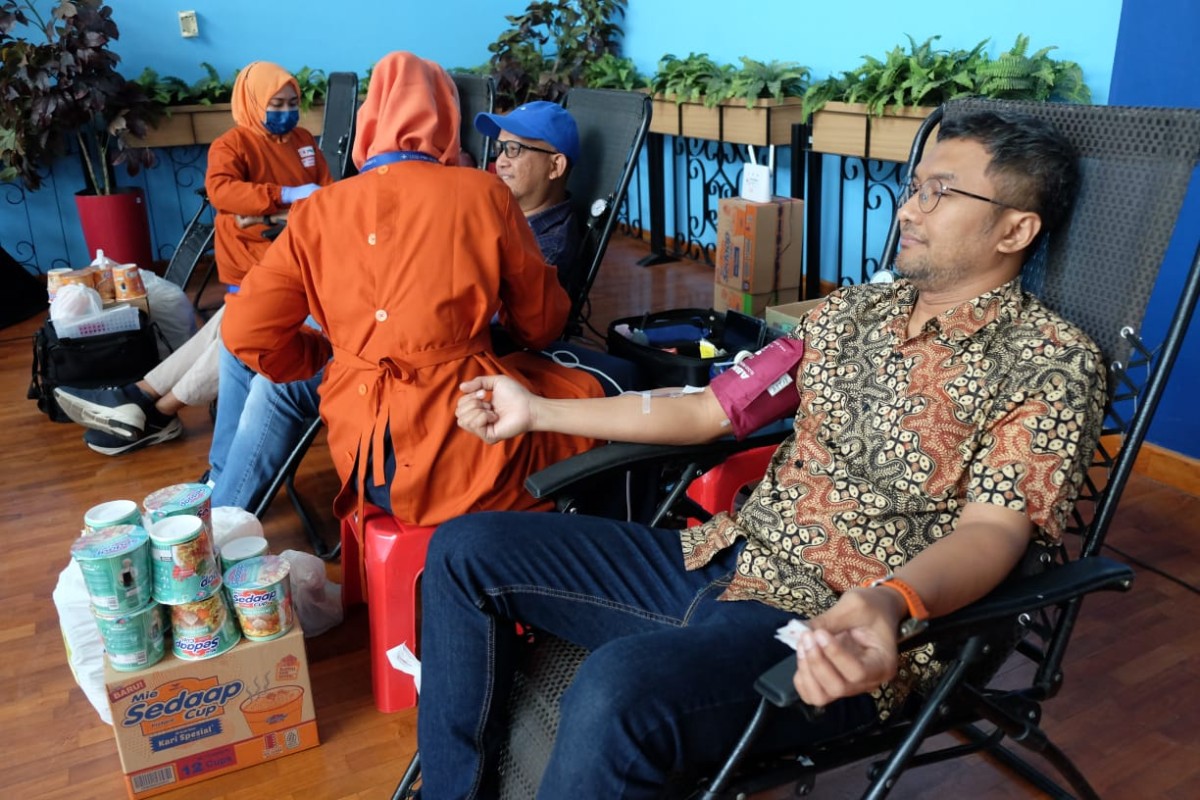 Pelindo donor darah dalam rangka perayaan 2 tahun merger. (Foto: Humas Pelindo Regional 3/jatimnow.com)