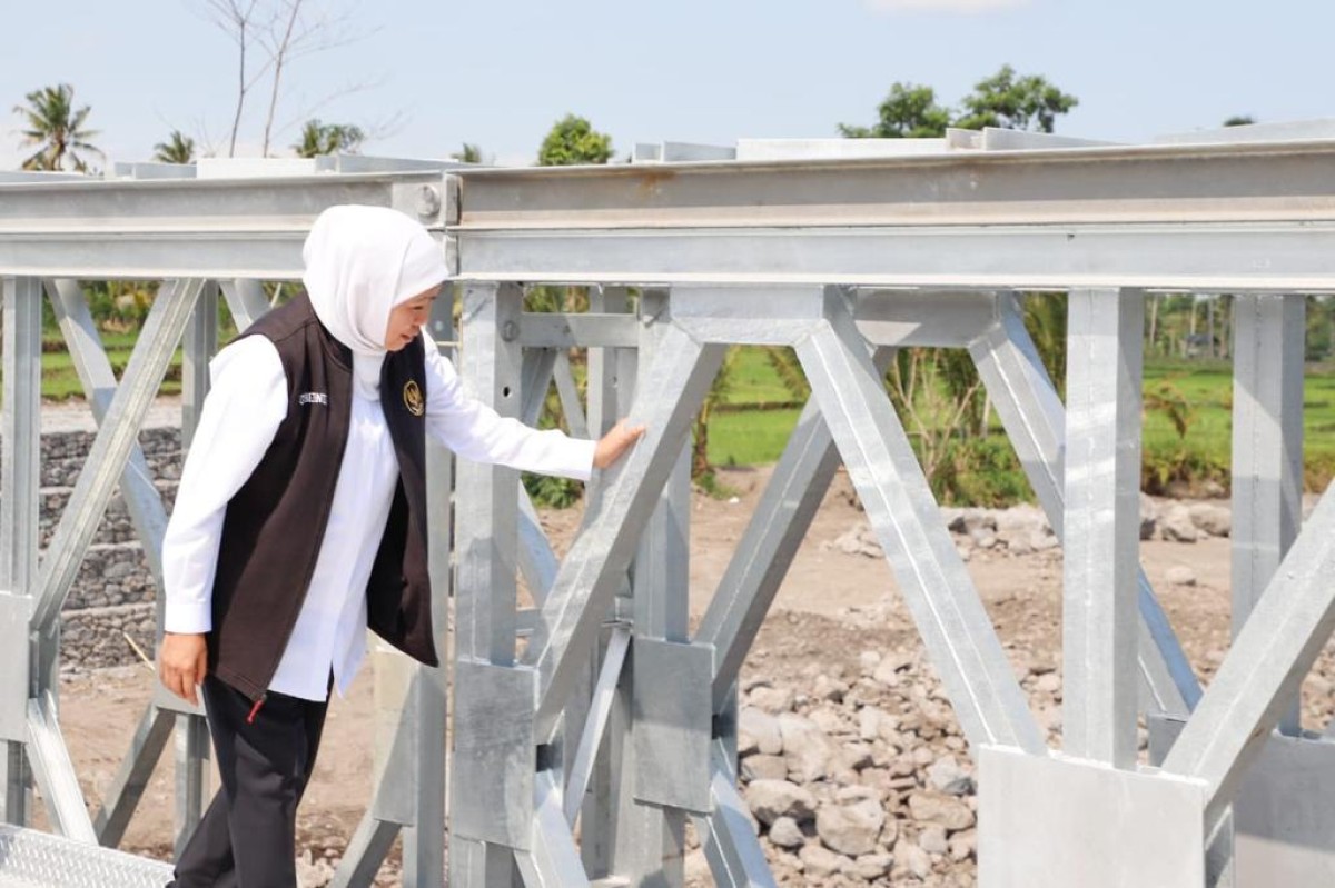 Gubernur Jatim Khofifah Indar Parawansa melihat kondisi jembatan Mujur II. (Foto: Humas Pemprov Jatim)