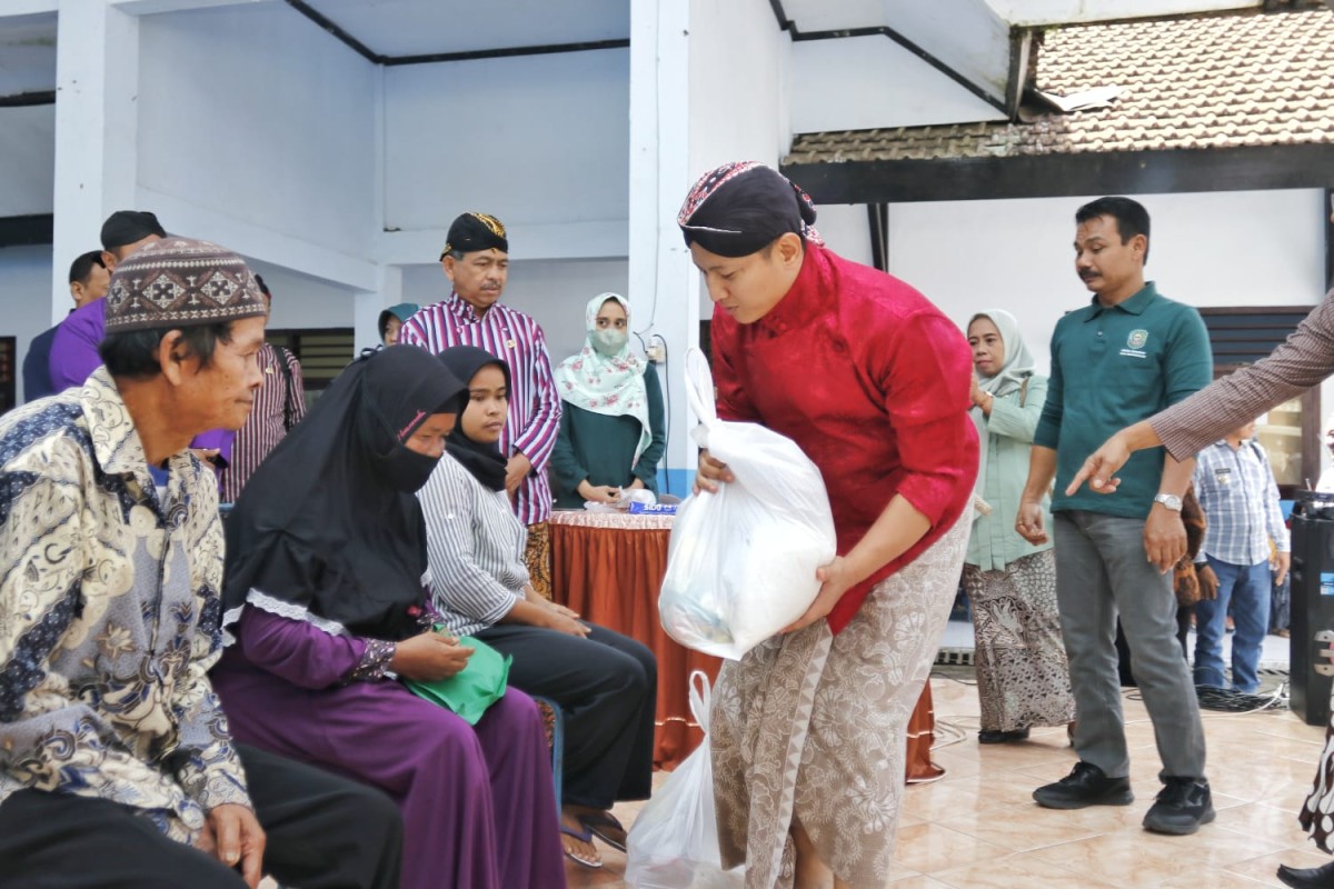 Bupati Trenggalek Mochamad Nur Arifin saat membagikan sembako kepada warga. (Dok Prokopim Trenggalek for jatimnow.com)