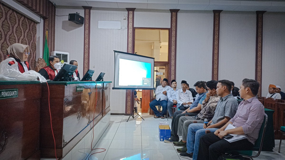 Suasana sidang mendengar saksi JPU dalam perkara dugaan menghalangi usaha tambang PT Wira Bhumi Sejati (Foto: Misbahul munir/jatimnow.com)