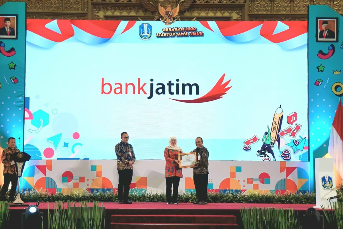 Bank Jatim memperoleh piagam penghargaan dari Gubernur Jawa Timur sebagai Lembaga Pendukung Startup Jatim . (Foto: Bank jatim for jatimnow.com)