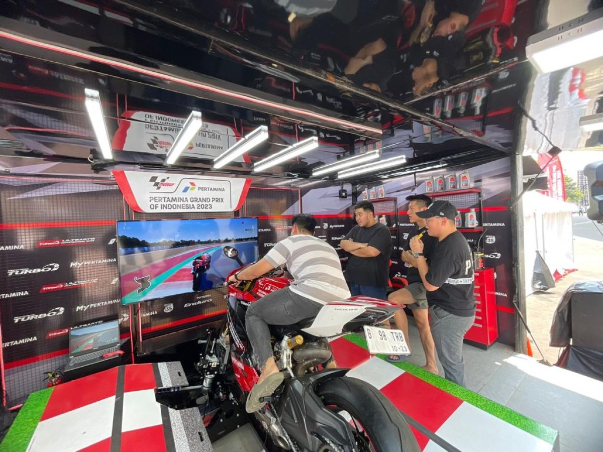 Pengunjung mencoba balapan di The Ultimate Box (Foto: Pertamina Patraniaga for jatimnow.com)