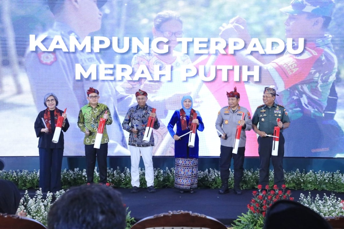Forkopimda Jawa Timur mencanangkan Kampung Terpadu Merah Putih di Gedung Negara Grahadi, Surabaya. (Foto: Humas Pemprov Jatim)