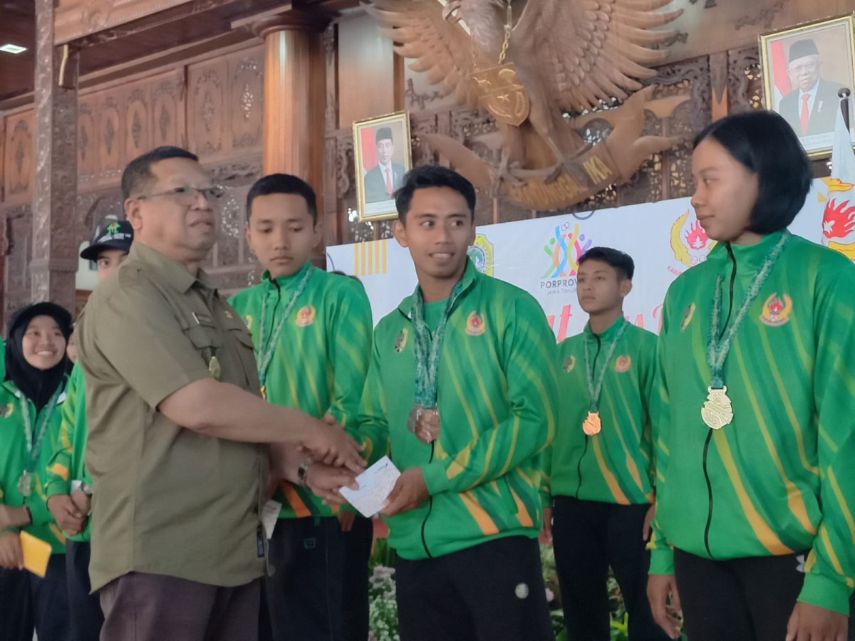 Bupati Tulungagung Maryoto Birowo saat memberikan bonus kepada atlet. (Foto: Bramanta Pamungkas/jatimnow.com)