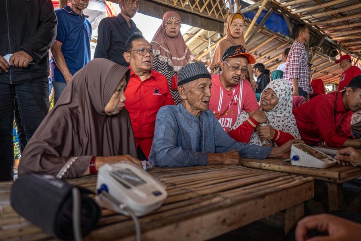 Tim RS Apung Laksamana Malahayati bersama Wakil Wali Kota Armuji saat memberikan pelayanan kesehatan pada warga. (Foto: PDIP Jatim for jatimnow.com)