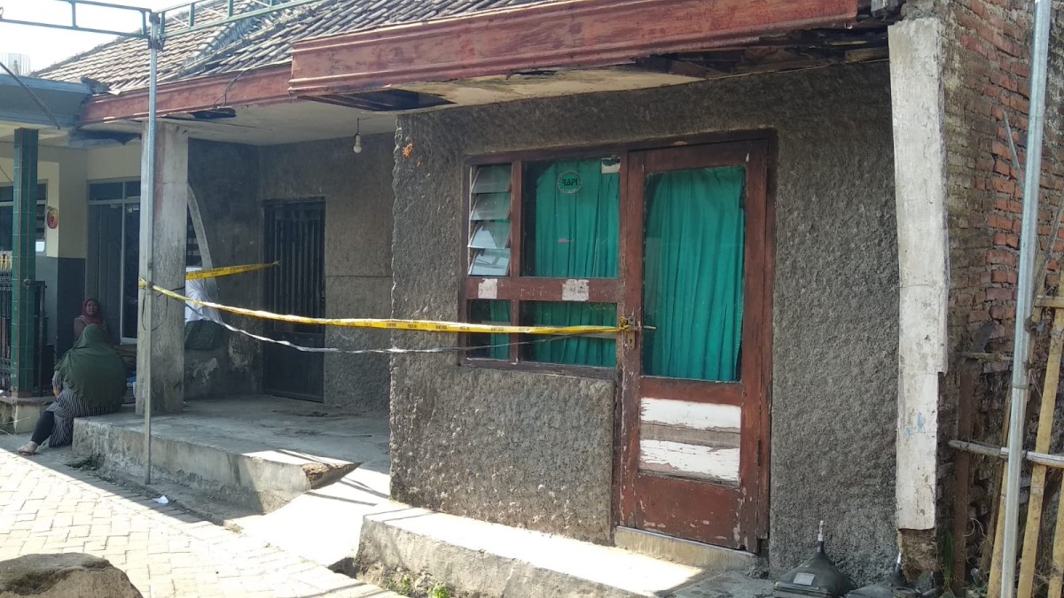 Lokasi kejadian korban ditemukan gantung diri. (Foto: Achmad Titan/jatimnow.com)