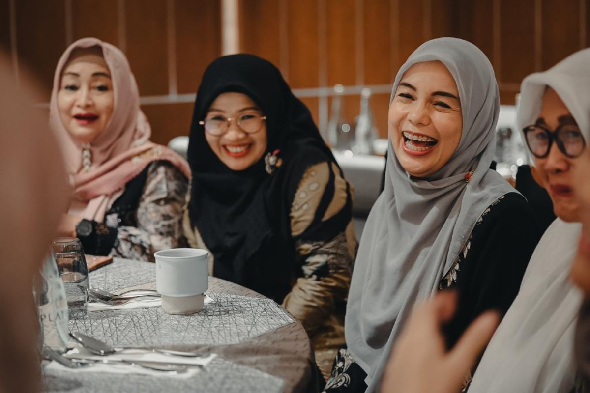 Ning Atikoh (krudung abu-abu) bersama Nyai dan Ning di Surabaya (foto: Budi for jatimnow.com)