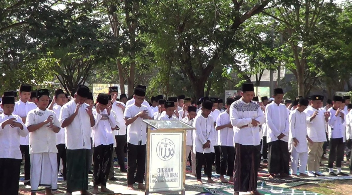 Ratusan pelajar MI Sabilillah Lamongan saat salat hajat. (Foto : Adyad Ammy Iffansah/jatimnow.com)