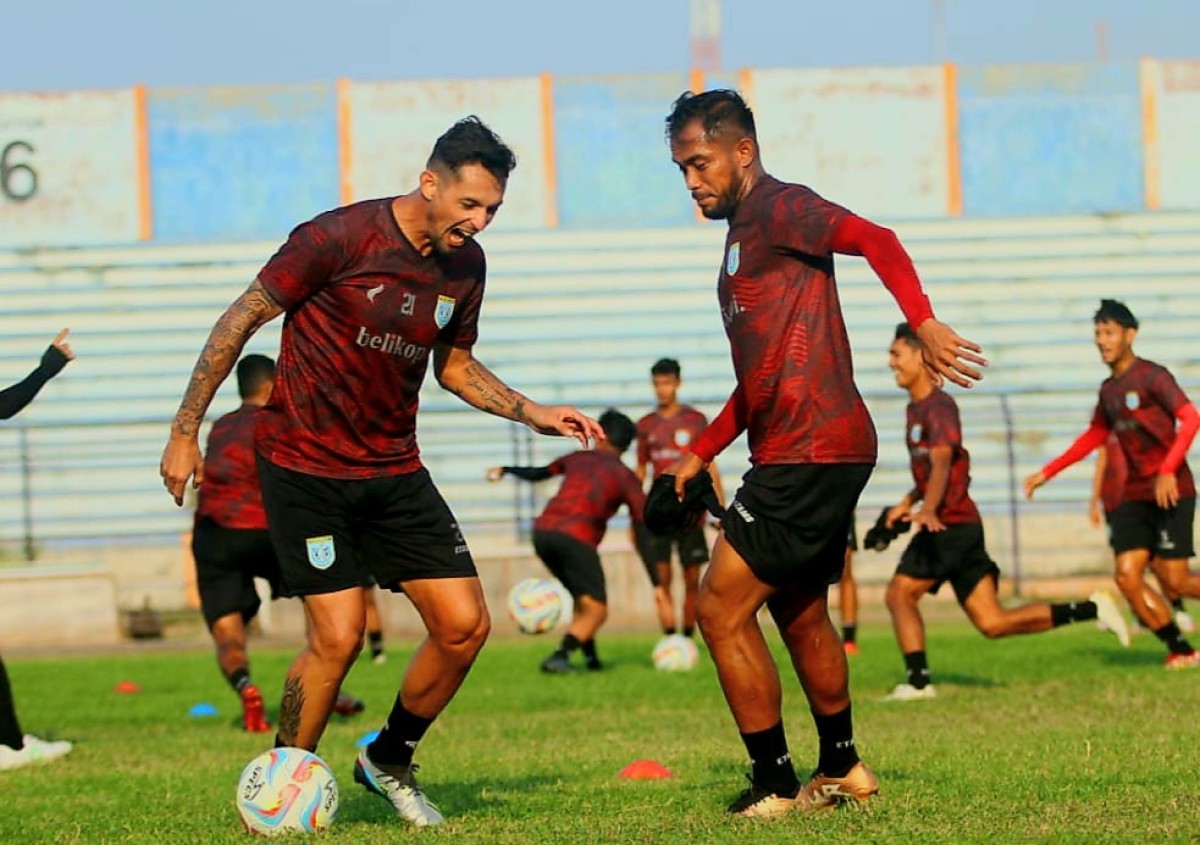 Silvio Escobar (kanan) dan Zulham Zamrun (kiri) saat sesi latihan Persela Lamongan. (Foto : Adyad Ammy Iffansah/jatimnow.com)