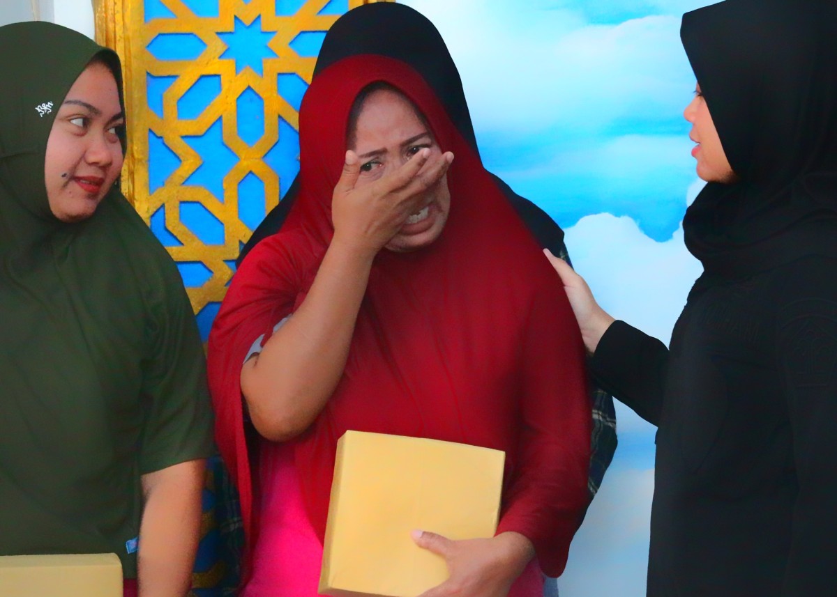 WBP menangis terharu saat perayaan Maulid Nabi Muhammad SAW. (Foto: Humas Kemenkumham Jatim for jatimnow.com)